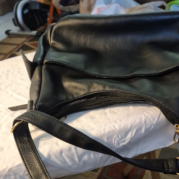 Elegant Black Shoulder Bag with lots of pockets - Picture 13 of 16